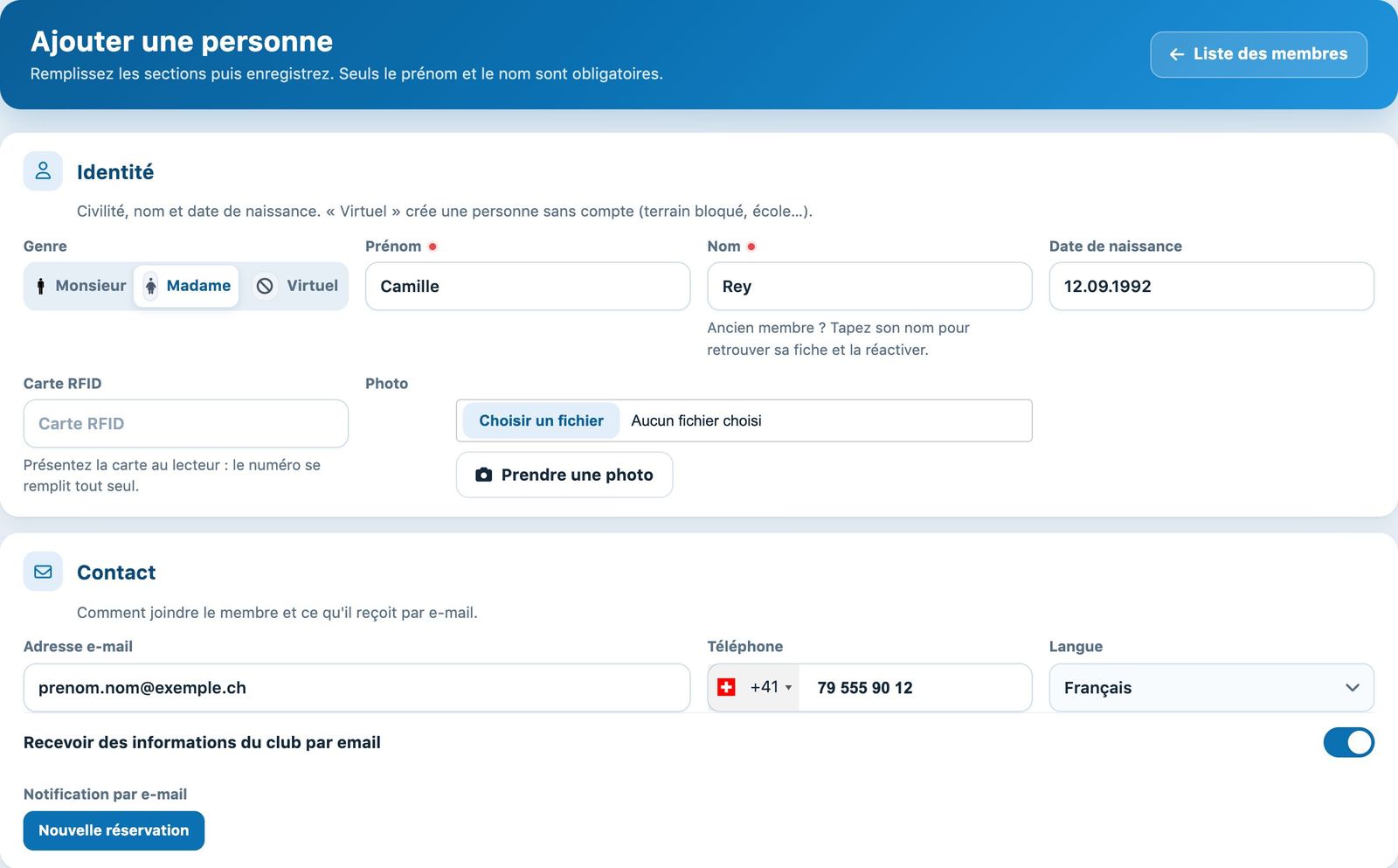 Les sections Identité et Contact du formulaire